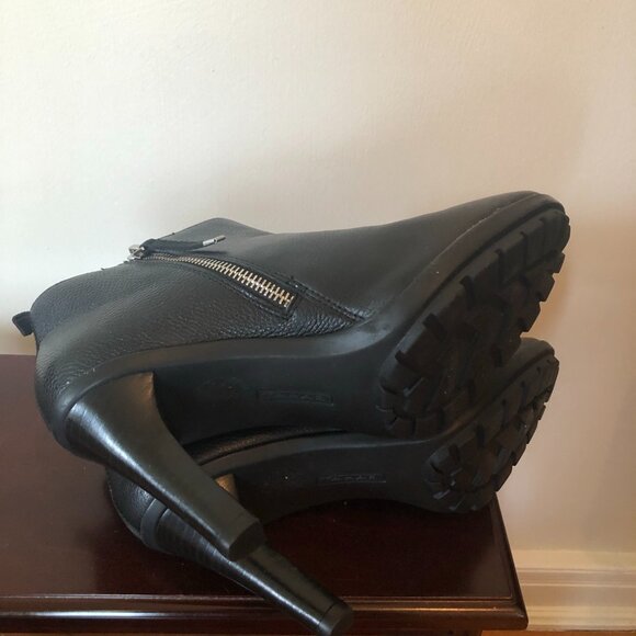 TAHARI Terry Black Pebbled Leather Zipper High-Heeled Ankle Boots Booties 8M - Picture 5 of 6